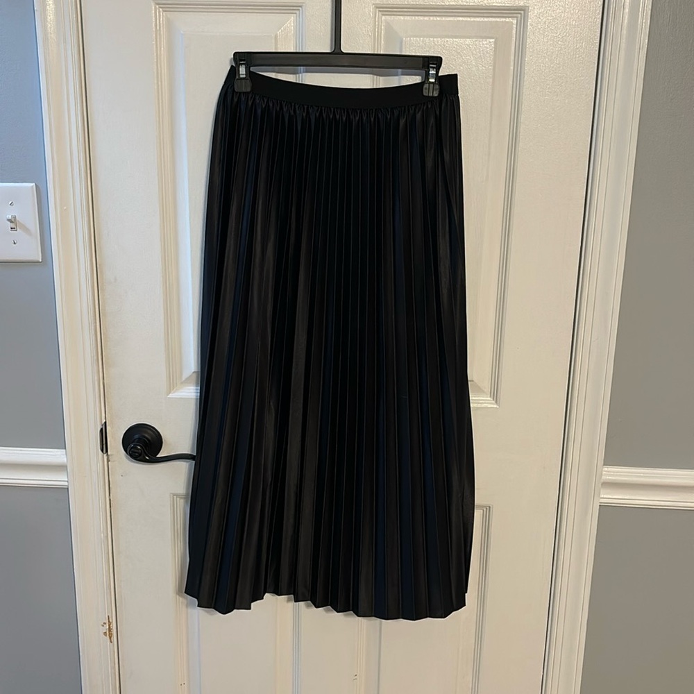 Black pleated skirt